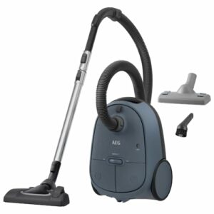 AEG CLEAN 6000 AB61C2DB Staubsauger mit Beutel / hohe Saugleistung / inkl. Polsterdüse / 50 % Recyclingkunststoff / ideal für Haustierbesitzer / Reinigen von Polstern / 12 m Kabel / 750 W / Blau