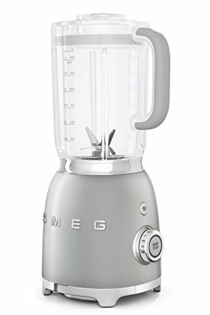 SMEG, BLF01SVEU 1,5 l Standmixer, 4 -Geschwindigkeitsstufen, 3 Automikprogramme, Abnehmbare Doppelklinge, Deckelöffnung transparent mit Dosierkappe, rutschfest, 800W, Silber