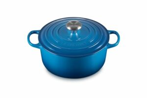 Le Creuset Signature Gusseisen-Bräter mit Deckel, Ø 24 cm, Rund, Für alle Herdarten und Induktion geeignet, Volumen: 4,2 l, 4,305 kg, Marseille